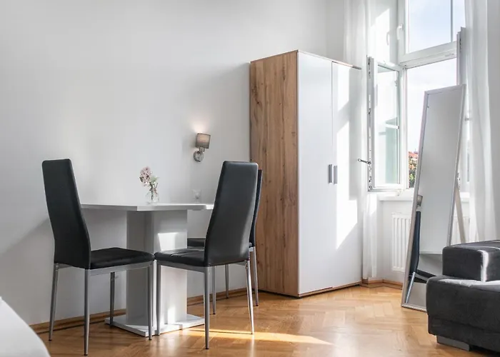 Private In Spacious 7-bedroom Near Hauptbahnhof דירה *