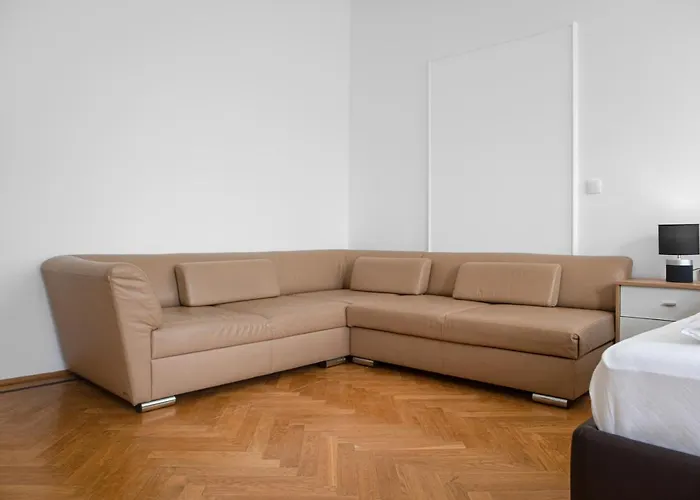 Private In Spacious 7-bedroom Near Hauptbahnhof דירה