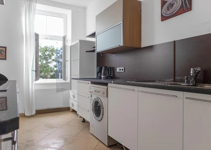 Private In Spacious 7-bedroom Near Hauptbahnhof Viena