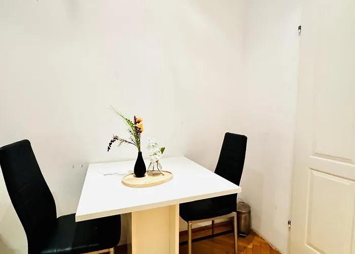 Private In Spacious 7-bedroom Near Hauptbahnhof Διαμέρισμα Βιέννη